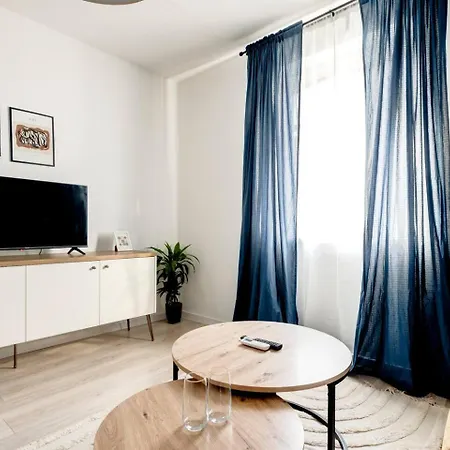 Artsy, Central, Quiet, Balcony, Perfect For 2
