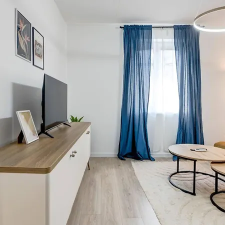 Artsy, Central, Quiet, Balcony, Perfect For 2 Apartment *