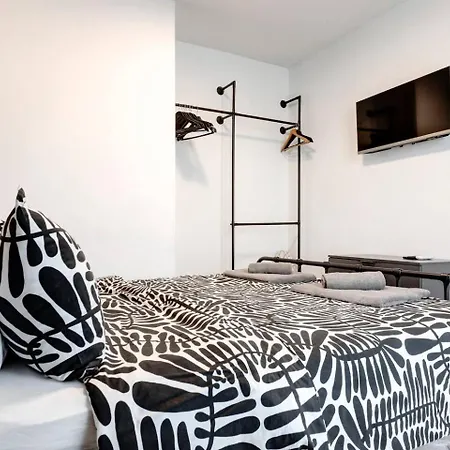 Artsy, Central, Quiet, Balcony, Perfect For 2 *
