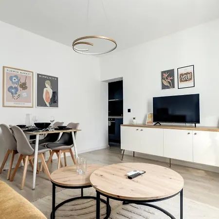 Artsy, Central, Quiet, Balcony, Perfect For 2 Apartment *