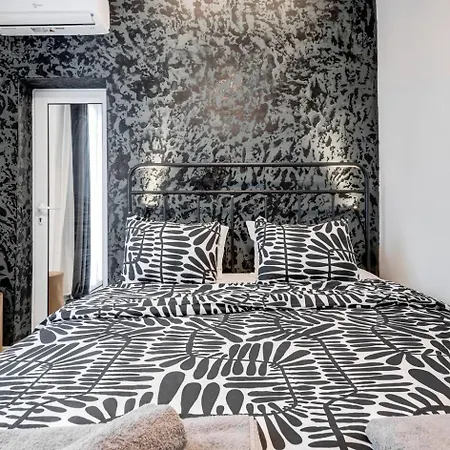 Artsy, Central, Quiet, Balcony, Perfect For 2 Apartment Sofia